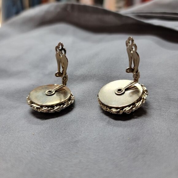 Vintage 40s/50s round clip-on earrings with gold and silver-tone filigree design - Picture 6 of 11